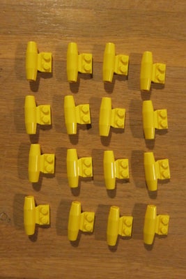 Lego blandet, 16 gule klodser, 16 gule klodser, fx. som side-motorer.

3 kr. pr. stk. eller 40 kr. f
