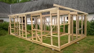 Tømmer, 25 m2 træhuskonstruktion for kolonihavehus. Restalg rammer + spær + gulvbjælker uden beklædn