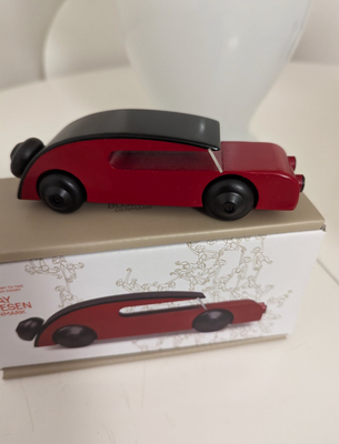 Træfigurer, Kay Bojesen Bil, Sedan  automobil / bil 13 cm, 
perfekt stand, står som ny. 

Sort / rød