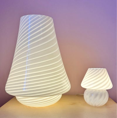 Lampe, Kæmpe Murano Swirl 43cm, Kæmpe murano swirl mushroom lampe.

Kan både bruges som bordlampe, s