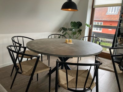 Spisebord, Beton, Speicallavet, Special-lavet beton bord. 
Rundt med plads til 6-8 personer. 

Borde