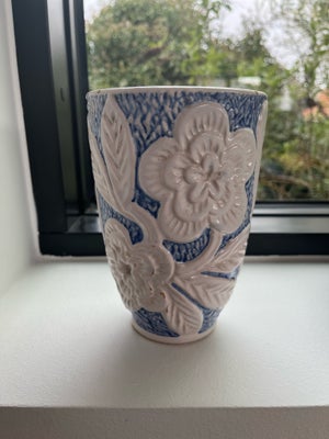 Keramik, Vase, Michael Andersen, Vase i blå og hvid af Michael Andersen. Den har en del skrab, men s