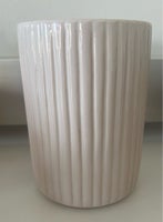 Riflet vase, L Hjorth, motiv: Hvid riflet vase