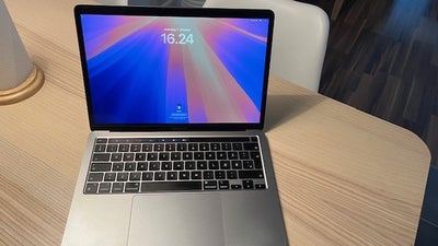 MacBook Pro, God, 13" M1 MacBook Pro – space grey, 8 GB hukommelse og SSD-lager på 256 GB. Den er i 