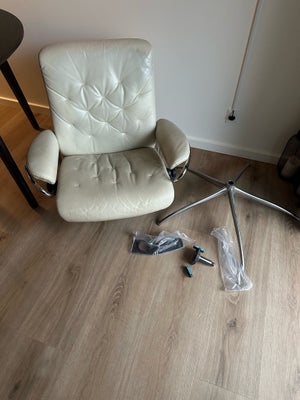 Lænestol, skind, Stressless, Bought in Sweden 3 years ago new for 11500dkk.

Has been cracked under 