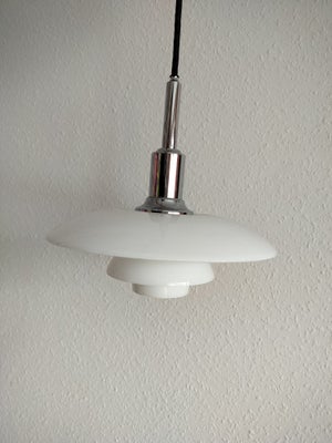 Louis Poulsen, 3/2, loftslampe, PH pendel 3/2 højglans forkromet med sort stofledning.
Ingen skader.