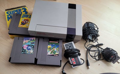 Nintendo NES, God, Nintendo NES
Med kabler, 1 kontroller og 3 spil.

Spil:
Super mario 3 SCN (med ka