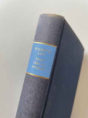 Dræb ikke en sangfugl, Harper Lee, genre: roman, Dræb ikke en sangfugl. Den har lidt patina på omsla
