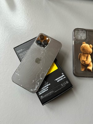 iPhone 13 Pro Max, 256 GB, Bagsiden skal skiftes , ellers dækkes med cover . 
Lidt små ridser i skær