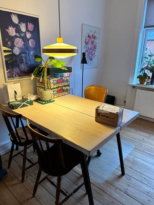 Spisebord, Egetræ, Ukendt , b: 91 l: 140, Sælger dette egetræs hvidolieret plankebord med sorte meta