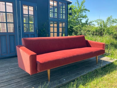 Sofa, 3 pers., Smukkeste røde retro sofa sælges, fordi vi desværre ikke har plads til den længere. O