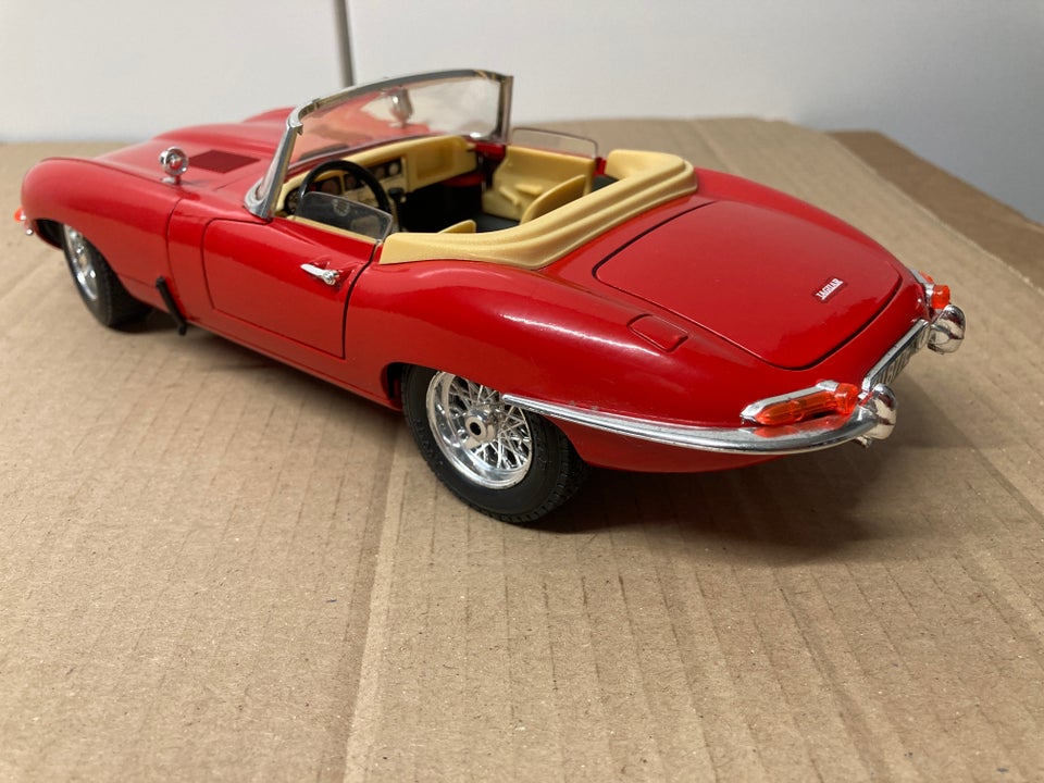 Modelbil, Jaguar E-type cabriolet 1961 1/18, skala 1:18