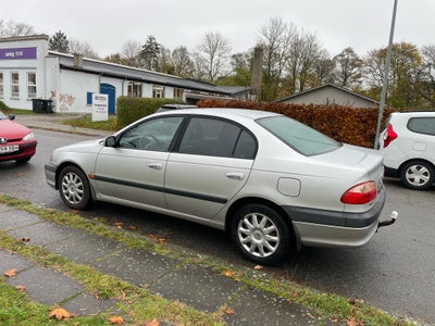 Toyota Avensis, 1,8 Terra, Benzin, 2001, km 234221, sølvmetal, træk, aircondition, airbag, 4-dørs, c