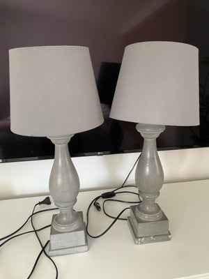 Sengelampe, To bordlamper. Skærmen er blot fra Ikea og den ene er der lidt maling på. Men selveste l