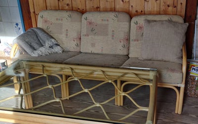 Kurvemøbler, bambus, 3 pers., En 3-personers sofa (175 L, 75 B, 43 H)
Et bord med glasplade (120 L, 