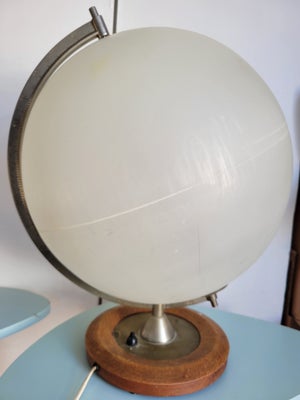 Vintage globus bordlampe, Charmerende vintage globus bordlampe med træ fod sælges