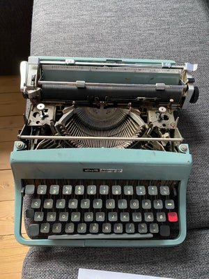 Skrivemaskine, Skrivemaskine, Ældre skrivemaskine af mærker Olivetti lettera 32.
Det er en min afdød