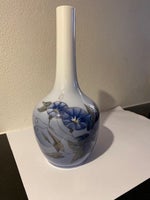 Royal Copenhagen porcelænsvase med blomst, motiv: