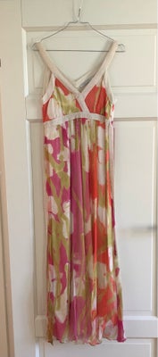 Festkjole, Nougat London, str. S,  Silke, Fin lang kjole i 100 % silke. Kjolen har været brugt én ga