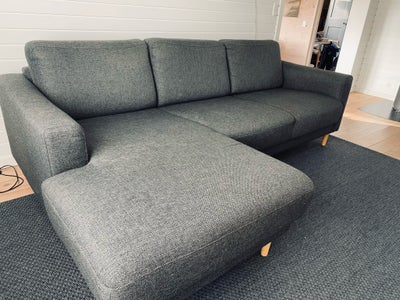 Sofa, 3 pers., Fin og velholdt sofa i mørkegrå stof. 
Længde: 230 cm
Dybde: 85 cm
Chaiselong: 140 cm