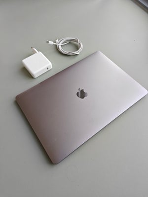 MacBook Pro, A1990, 15", 8 core, 2,3 GHz, 16 GB ram, 1000 GB harddisk, God, Rigtig "power house" af 