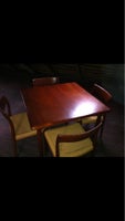 4 stk stole og 1 bord , 1668 år gl., b: 80 d: 80 h: 90