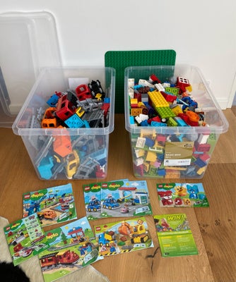 Lego Duplo, Blandet Duplo, To store 50 l. kasser med Duplo Lego.
Her er to togbaner med elektriske t