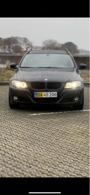 BMW 320d, 2,0 Touring, Diesel, 2008, km 464000, 5-dørs, BMW E91 320D Van.

Bil har kørt 464.xxx
Moto
