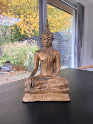 Thai Buddah, Smuk thailandsk mediterende Buddha siddende i lotusstilling i guld. Buddhaen har noget 