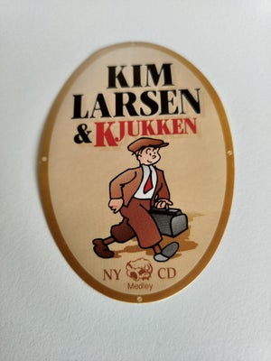 Klistermærker, Kim Larsen & Kjukken, Fin Kim Larsen og Kjukken.
Klistermærker.
11 x 7,3 cm
.fin stan