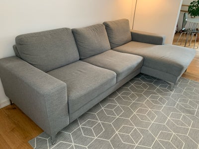 Sofa, 3 pers. , Ilva, Sofa, i lys grå, med venstrevendt chaiselong.
Højde: 40 cm.
Bredde: 255 cm.
Dy