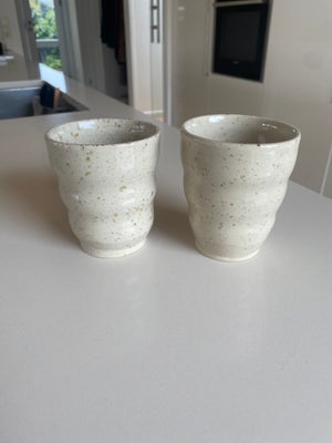 Keramik, Krus, 2 fine krus sælges for 300 kr samlet. Afhentes i Egå eller sendes. 