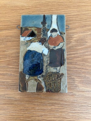 Keramik, Nis Stougaard, Flot og fejlfrit Nis Stougaard relief i råt look og dejligt motiv af 2 fiske
