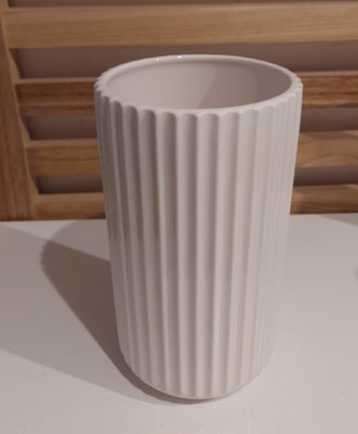 Porcelæn, Vase, LYNGBY, Lyngby vase. Hvid. Porcelæn. 
H ca. 20 cm. Ø 10 cm.