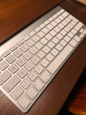 Tastatur, Apple, 2009, God, Keyboard fra Apple 2009. Wireless og tilsluttes via Bluetooth. 

I fin s