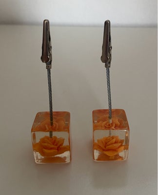 Andet, Menu/foto holder, 2 små foto/menu holdere med orange blomst inden i. 
Højde: 11 cm.  B/D: 3 c