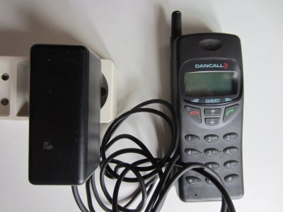 Dancall HP 2731, GSM mobiltelefon med defekt batteri.
Mobiltelefonen kan tændes, men batteriet holde