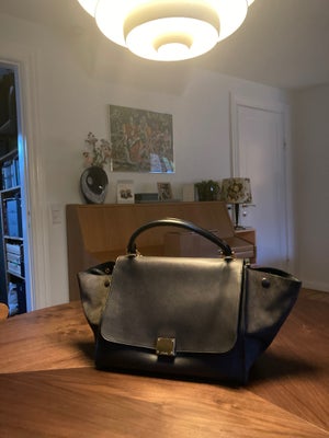Skuldertaske, Celine, læder, Old Céline trapeze taske
Brugt men stadig pænt 