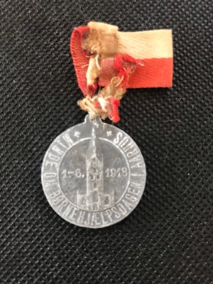 Emblemer, Bly, Til minde om børnehjælpsdagen i Aarhus 1-6 1918
Forfærdiget af bly fra Domkirkens tag