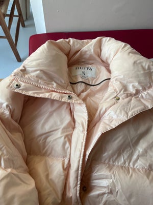 Vinterjakke, str. 36, Filippa K,  Lys rosa,  Polyester og dun,  God men brugt, Hooded puffer jacket.