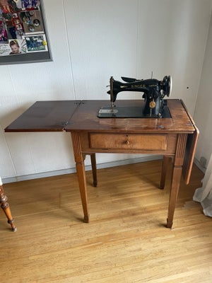 Symaskine, Gammel Singer symaskine med bord