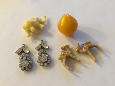 Andet smykke, andet materiale, Smykkedele

Krystal vedhæng til øreringe pris 30 kr.
Bambi i plast ti