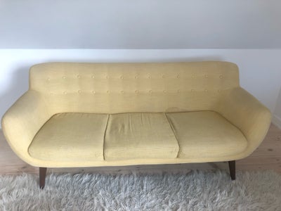 Sofa, 3 pers., Godt brugt sofa, se billeder ift slid/pletter på stoffet.

Mål:
Siddehøjde: 43cm
Højd