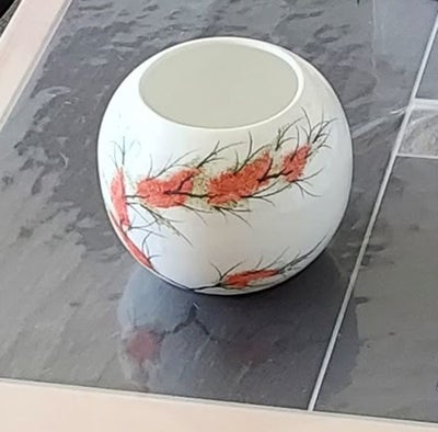 Vase, Vase, 

Tror den er af porcelæn. ,fra røgfrit hjem. H er ca 14 cm og Dia. ca 17,5 cm. Fejler i