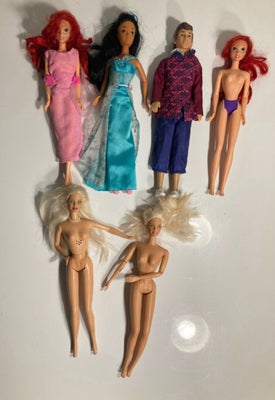 Barbie, 6 dukker sælges.
De 2 nederste: den ene kan spille en lyd og den anden bevæge armene ved at 