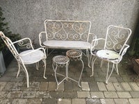 Rustikt og smukt havesæt: Bord, stole og bord