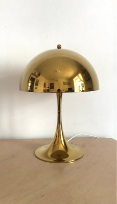 Lampe, Louis Poulsen, Panthella 320 bordpampe i metaliseret messing (brass) søger nyt hjem.

Designe