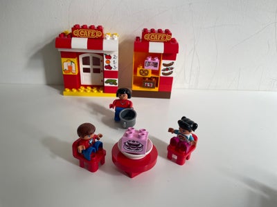 Lego Duplo, Cafe. To små børn, en dreng og en pige er på cafe. De skal have flødeskumslagkage. Man k