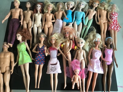 Barbie, Forskelligt, Foto med 19 dukker, alle samlet 125 kr
Fotos med tøj og blandede småting, hvert