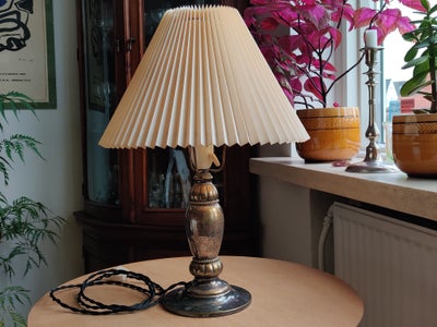 Anden bordlampe, Ukendt, Gammel bordlampe fra 20'erne i pletsølv (slidt). Montering fra 60'erne, ny 